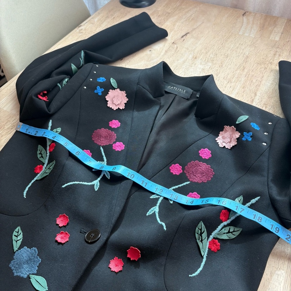 CARLISLE COLLECTION Designer Black Blazer. Leather Flowers! Embroidered. Size 4 - Picture 14 of 16